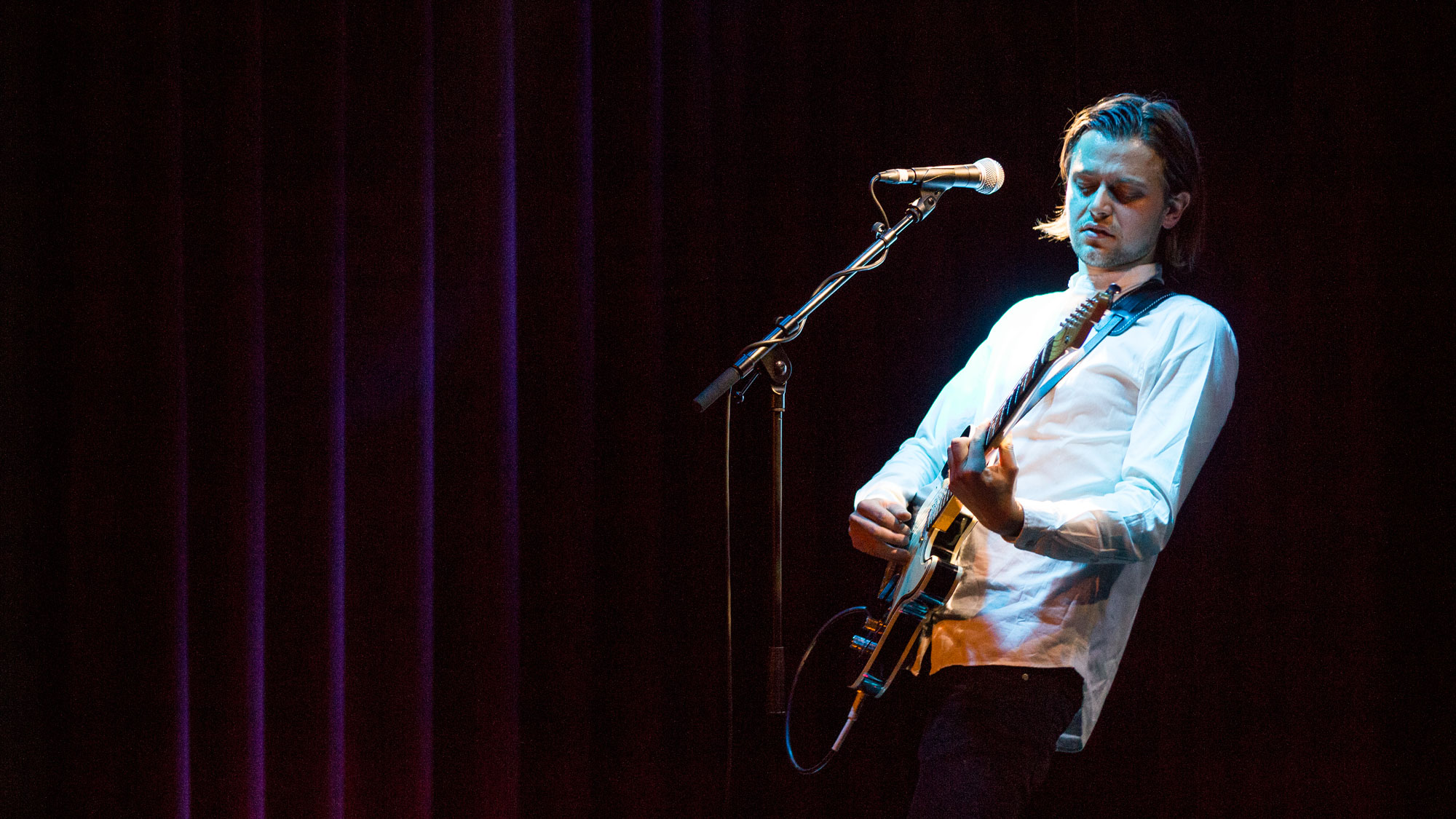 George Cosby veröffentlicht seine EP „A Savage Kiss“ + Fotos aus Berlin