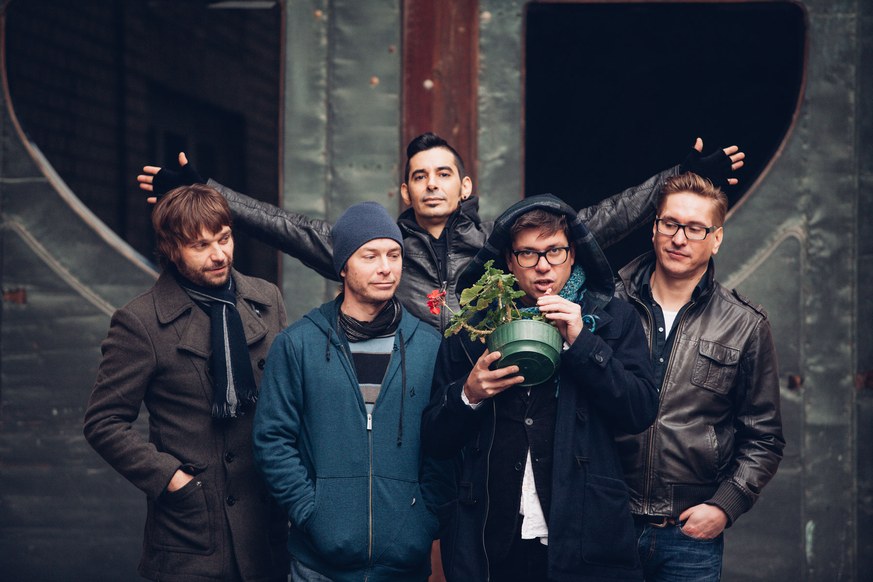 Kommando Elefant feiern feuchtfröhlich zur neuen Single „In all den abgefuckten Clubs“