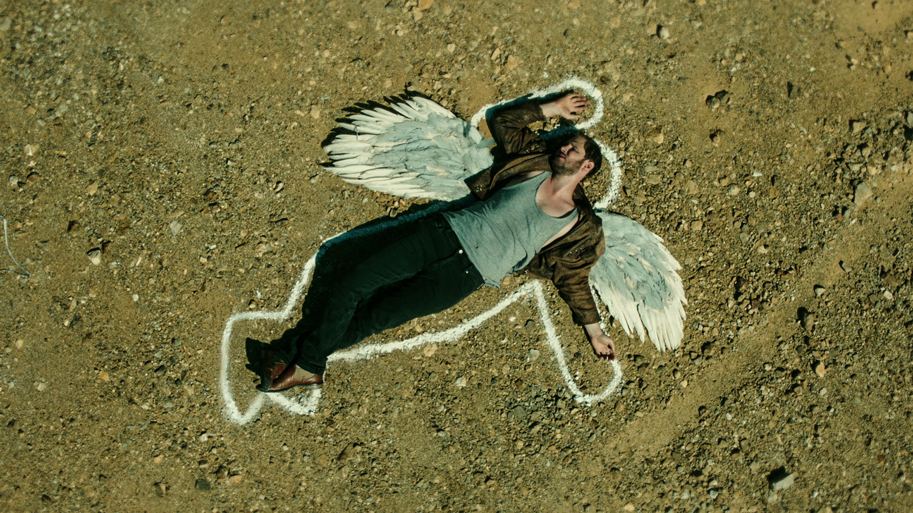 „Nur wir zwei wie im Traum und Columbo schauen“: Wanda feiern im neuen Video den TV-Inspektor