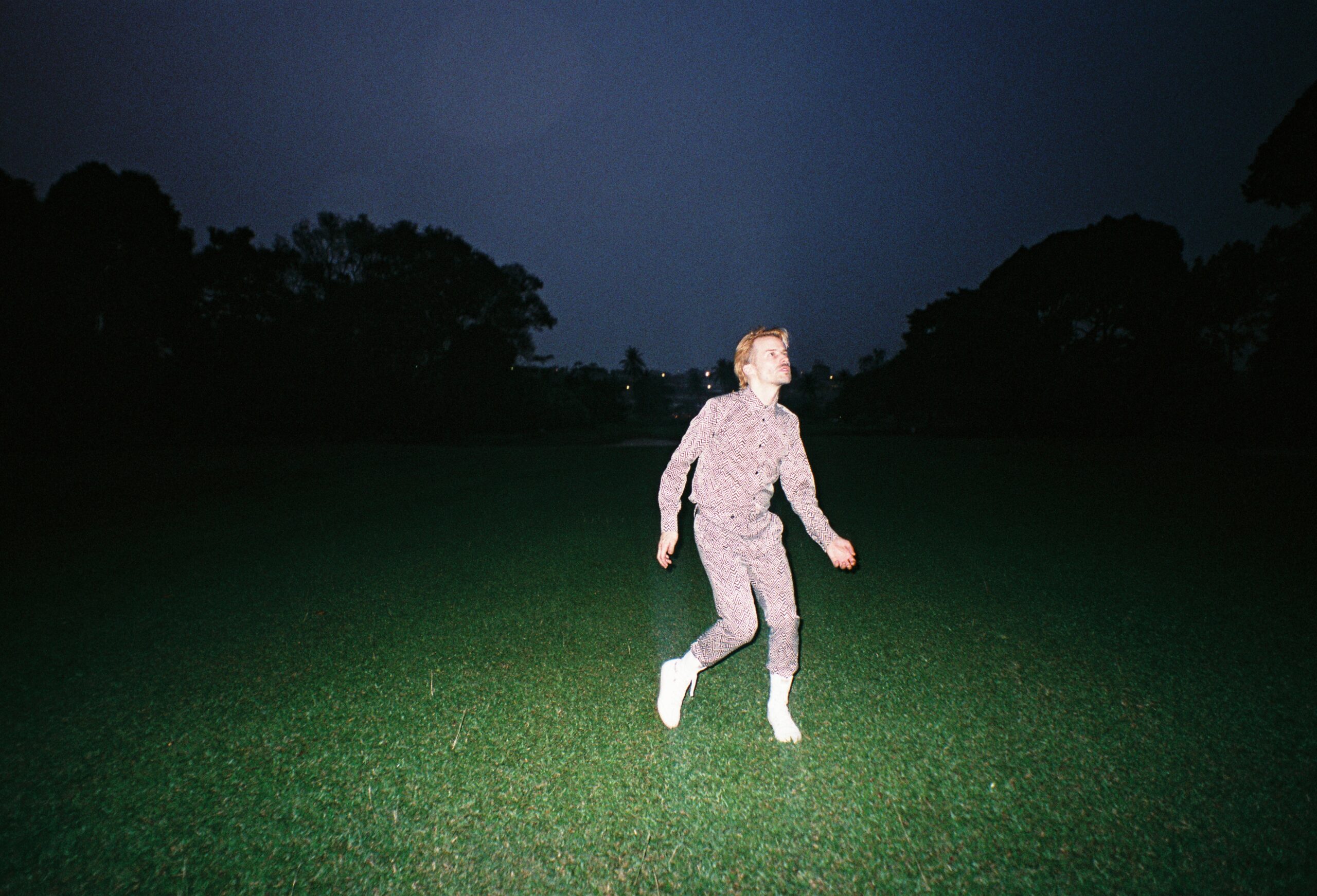 Bonaparte veröffentlicht „Das Lied vom Tod“ und singt nun auf Deutsch