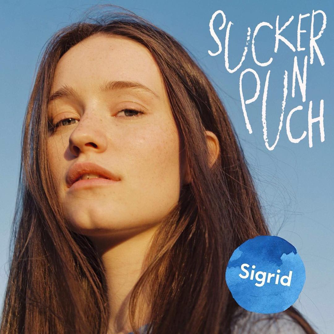 Popsensation Sigrid meldet sich mit der neuen Power-Hymne „Sucker Punch“ zurück