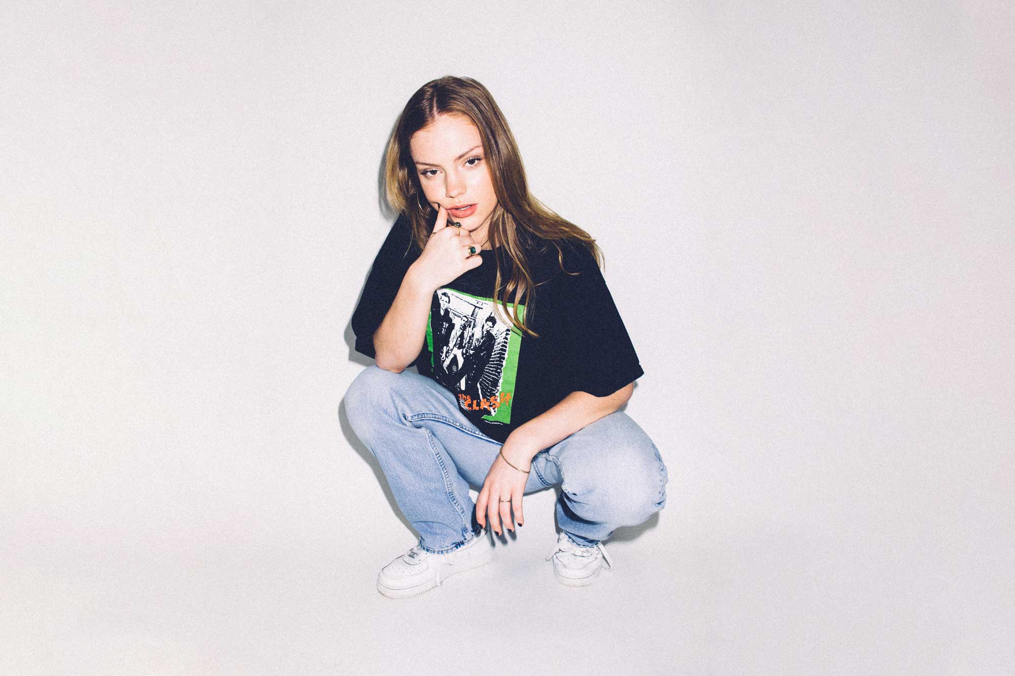 Die Senkrecht-Starterin Amilli startet mit ihrer Single „Into You“ ins Jahr 2019