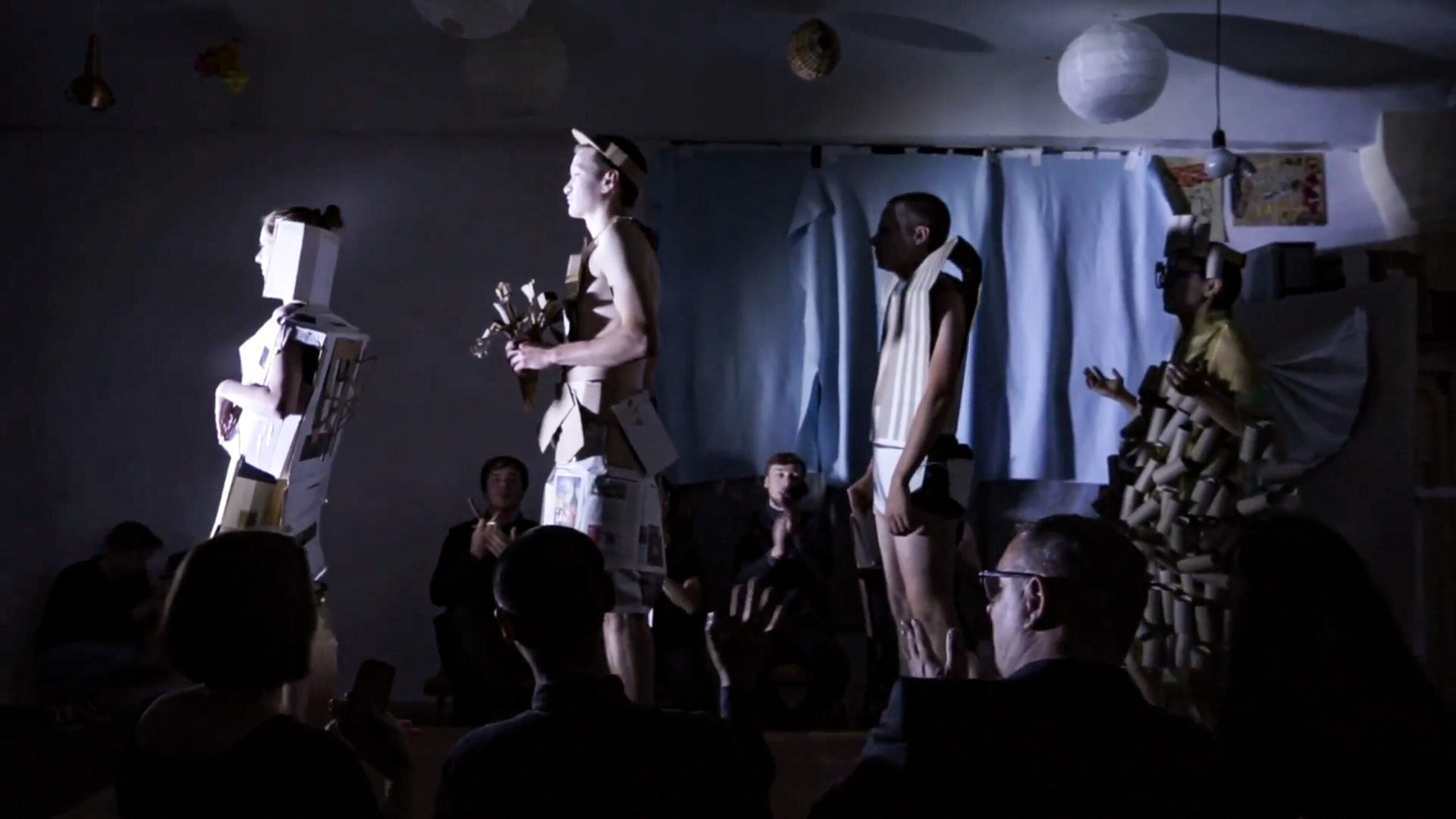 Videopremiere: Blond präsentieren in „It-Girl“ die Designerkollektion von Loto Pappél