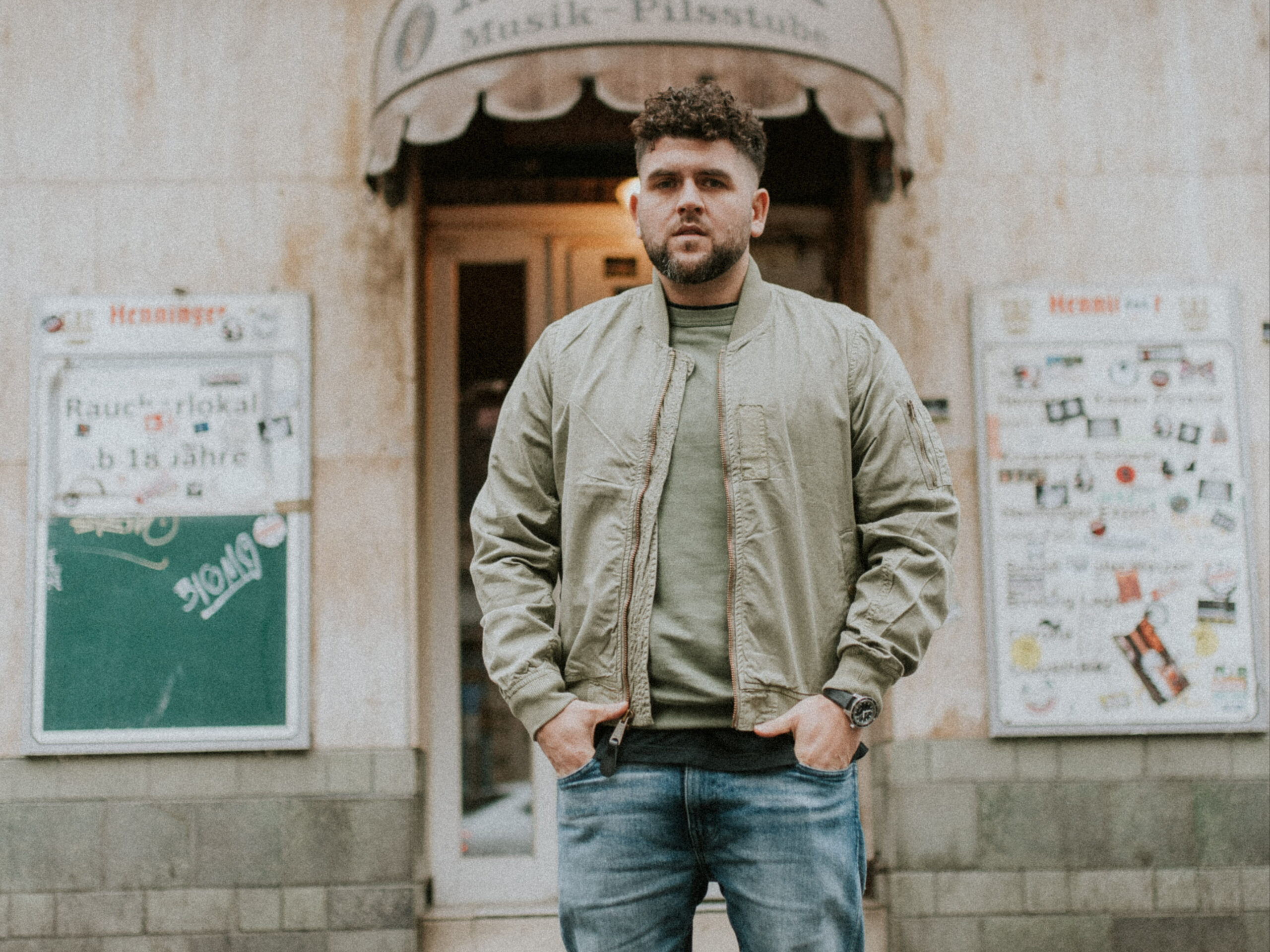 Rap-Veteran Vega veröffentlicht mit „Locke“ ein neues Musikvideo und ...