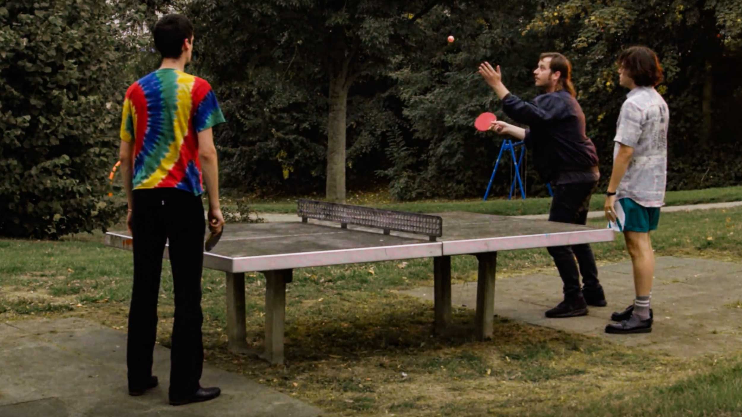 Videopremiere: International Music versammeln sich in „Kopf der Band“ um die Tischtennisplatte