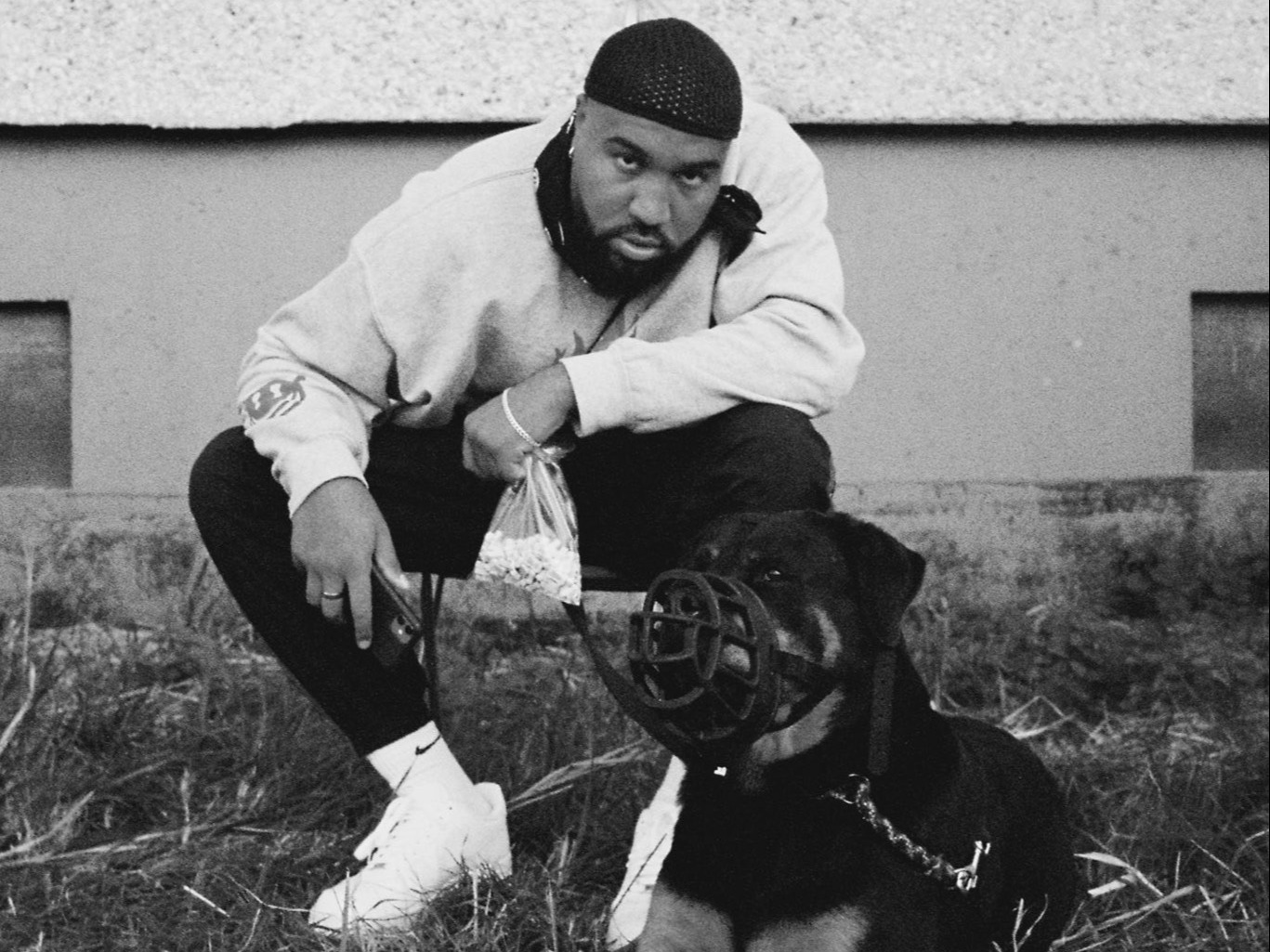 Zusammen mit Jorja smith veröffentlicht OG Keemo eine neue interpretation von „216“ und kündigt sein zweites album „Mann beisst hund“ an