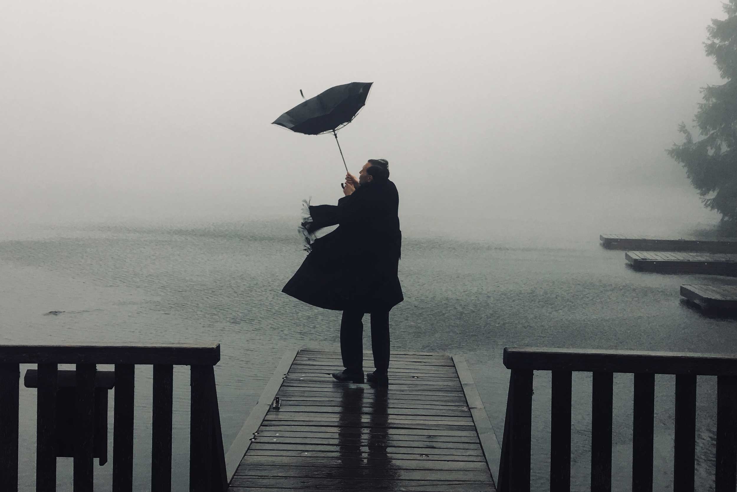 Patrick Siegfried Zimmer präsentiert sich im Video zu „Eternity“ am windigen Strand