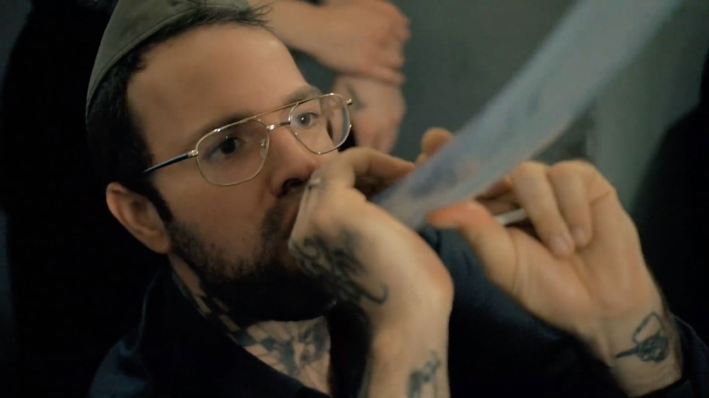 Videopremiere: Schwutscher verzichten auf eine besinnliche „Samstag Nacht“ und holen die Bierbong raus