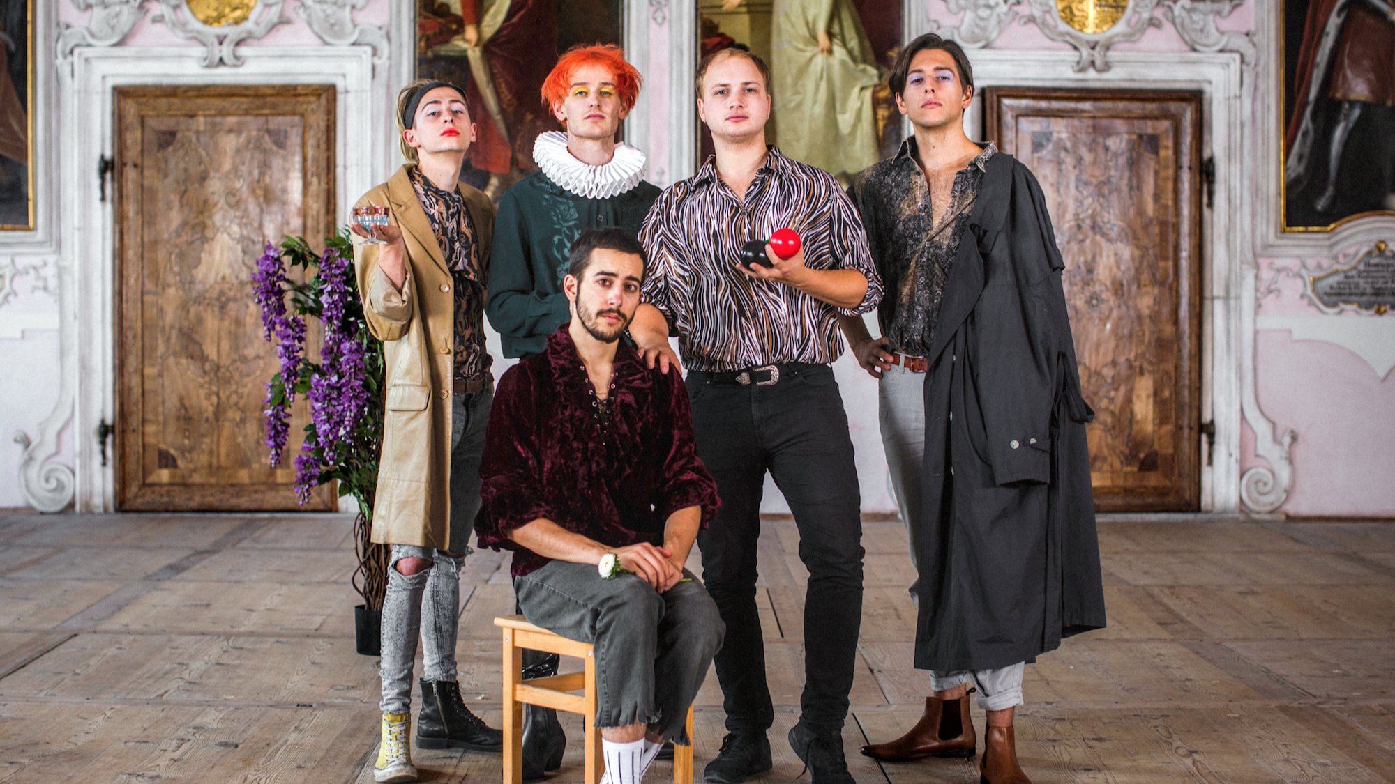 Vor fürstlicher Kulisse: Flut präsentieren mit „Schlechte Manieren“ einen waschechten Hit