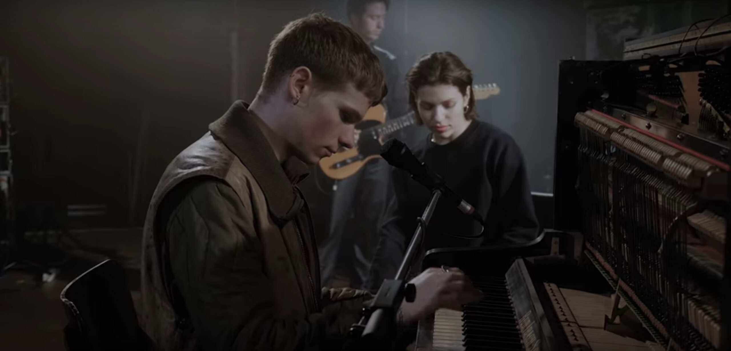 Jungstötter performt „Wound Wrapped In Song“ zusammen mit Soap&Skin