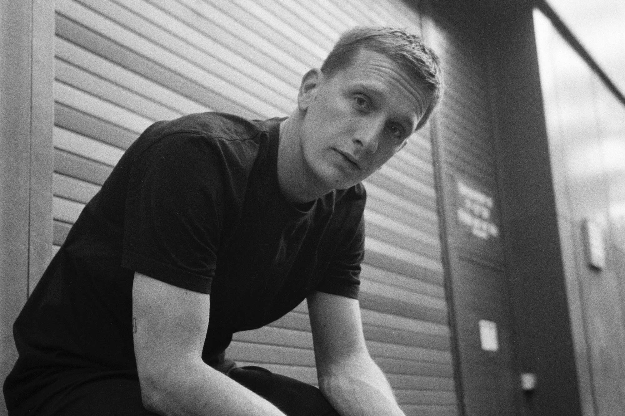 Fingerzeig Karl Marx Stadt – Kraftklub-Frontmann Kummer veröffentlicht Solo-Single „9010“