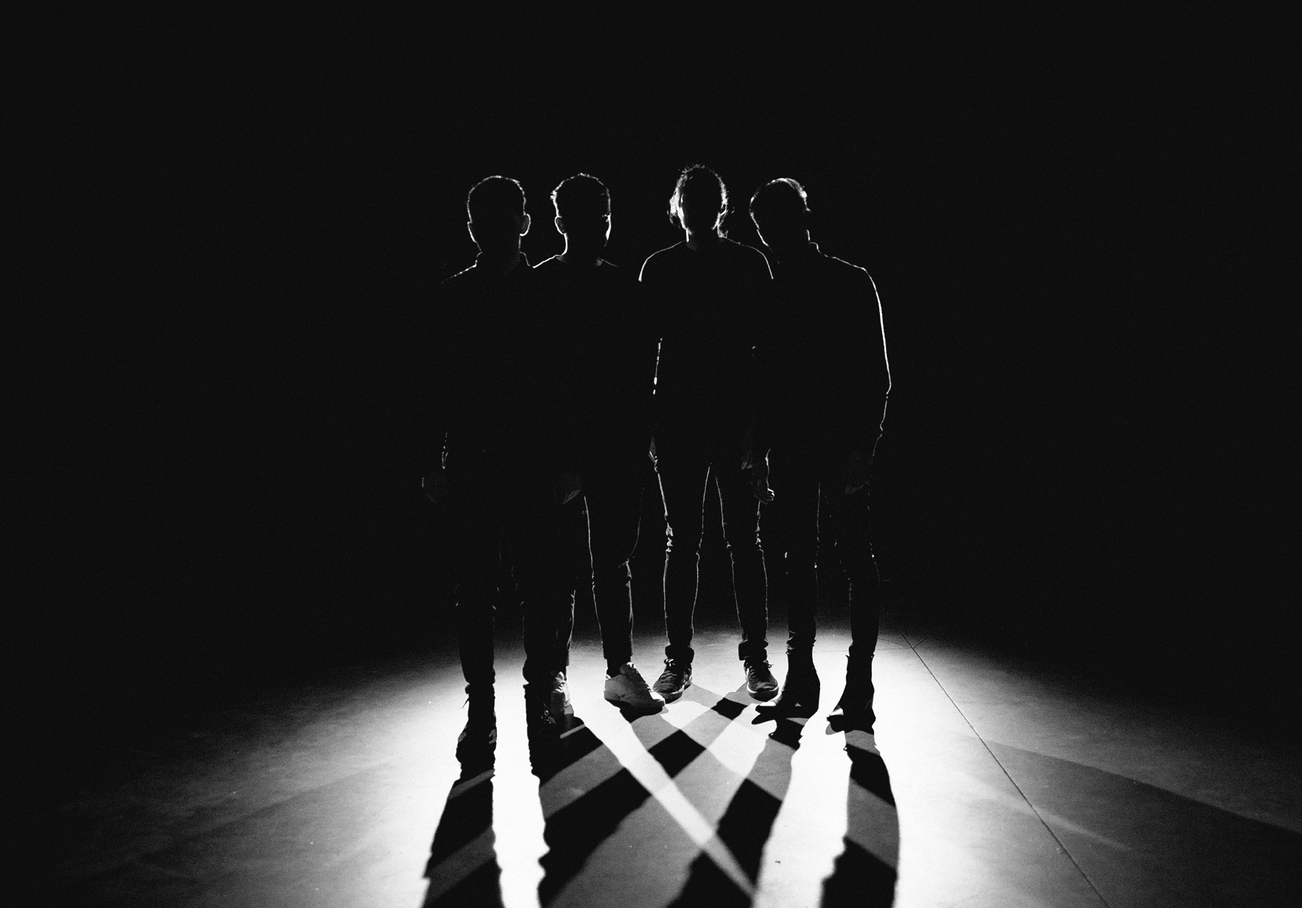 Videopremiere: SIE suchen nach einem Ausweg aus dem „Kuhkaff“