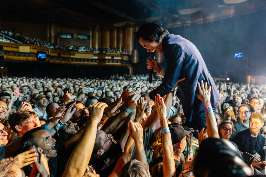 Nick Cave hält Messe. Foto: Marc Ducrest