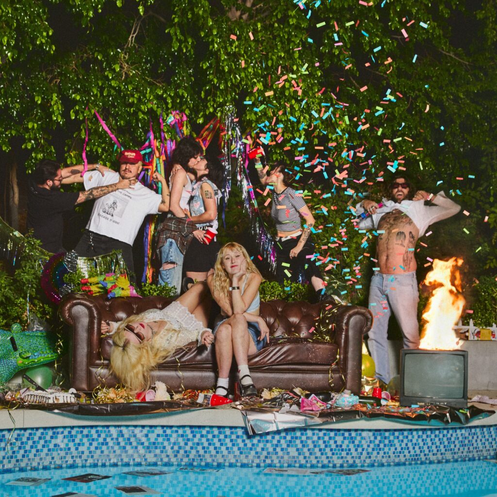 Mit „Who Let The Dogs Out“ erscheint endlich das Debütalbum der Lambrini Girls und tritt dem Chauvinismus der Rockwelt mit Anlauf in die Eier.