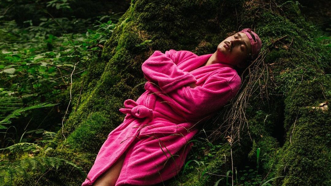 Chapo102 wagt sich mit „Pinker Bademantel“ weiter in Richtung Pop - DIFFUS