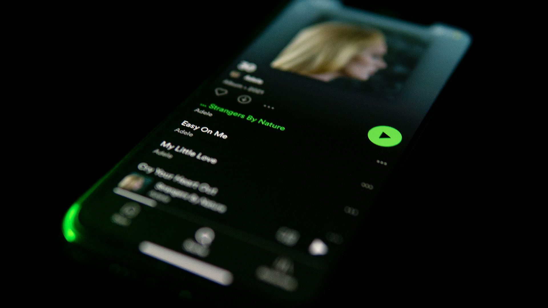 Bild von einem Handy auf dem Spotify offen ist, für den Artikel über die Studie zu Streming